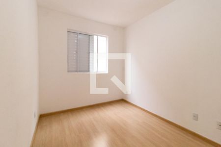 Quarto 2 de apartamento para alugar com 2 quartos, 58m² em Xaxim, Curitiba