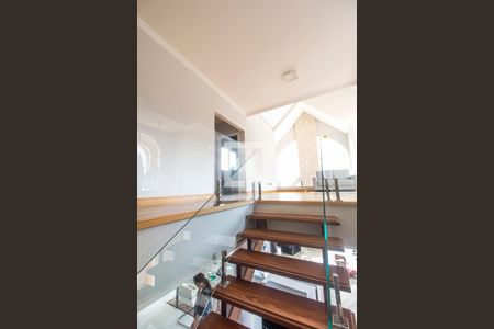Escada de casa de condomínio para alugar com 3 quartos, 2000m² em Residencial Tambore, Barueri