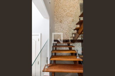 Escada de casa de condomínio para alugar com 3 quartos, 2000m² em Residencial Tambore, Barueri