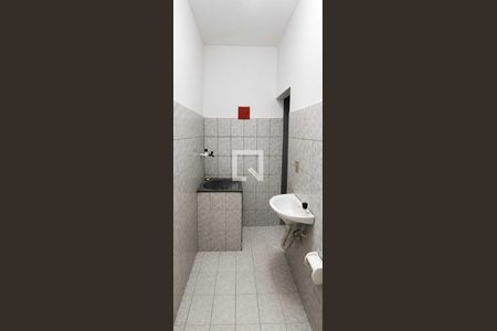 Banheiro de kitnet/studio para alugar com 1 quarto, 30m² em Inhoaíba, Rio de Janeiro