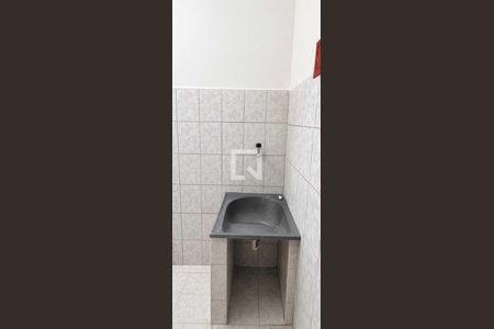 Banheiro de kitnet/studio para alugar com 1 quarto, 30m² em Inhoaíba, Rio de Janeiro