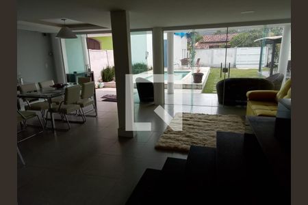 Sala de casa à venda com 3 quartos, 235m² em Piratininga, Niterói