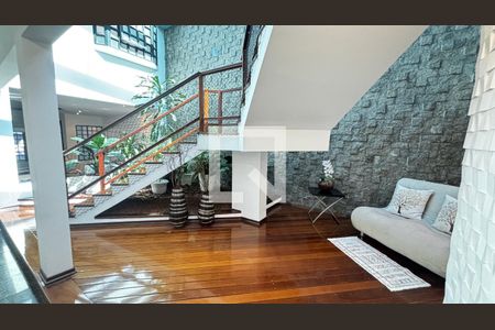 Sala - Sala de Estar - Escada de casa para alugar com 3 quartos, 356m² em Vila Eldizia, Santo André