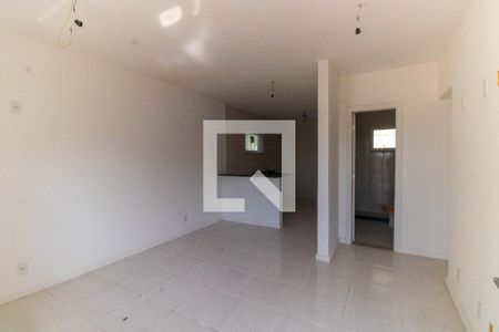 Sala de casa de condomínio à venda com 2 quartos, 70m² em Sapê, Niterói