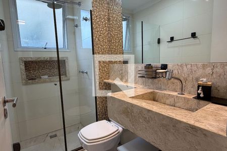 Banheiro da Suíte de apartamento para alugar com 1 quarto, 49m² em Vila Mathias, Santos