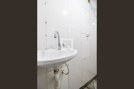 Banheiro de kitnet/studio para alugar com 1 quarto, 19m² em Parque Jandaia, Carapicuíba