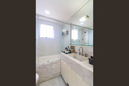 Apartamento à venda com 177m², 3 quartos e 4 vagasBanheiro da Suíte 1