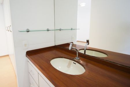 Banheiro da suíte de apartamento para alugar com 1 quarto, 65m² em Itaim Bibi, São Paulo