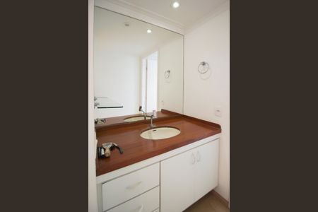 Banheiro da suíte de apartamento para alugar com 1 quarto, 65m² em Itaim Bibi, São Paulo