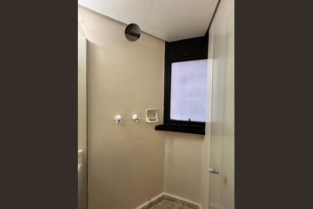 Banheiro social de apartamento à venda com 1 quarto, 50m² em Campo Belo, São Paulo