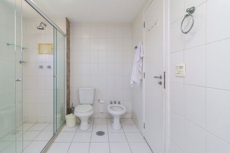 Apartamento para alugar com 210m², 3 quartos e 4 vagasSuíte 1 - Banheiro