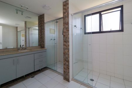 Apartamento para alugar com 210m², 3 quartos e 4 vagasSuíte 1 - Banheiro