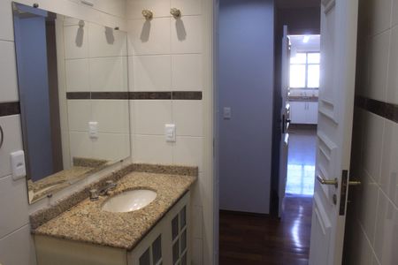 Apartamento à venda com 300m², 4 quartos e 2 vagasBanheiro social 2