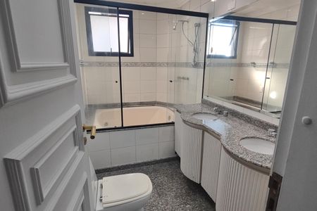 Apartamento à venda com 300m², 4 quartos e 2 vagas Apartamento à venda com 300m², 4 quartos e 2 vagasBanheiro da Suíte 1