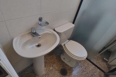 Apartamento à venda com 300m², 4 quartos e 2 vagas Apartamento à venda com 300m², 4 quartos e 2 vagasBanheiro social
