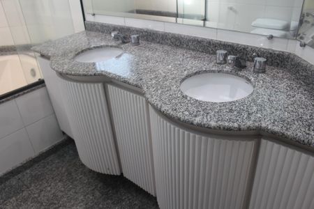 Apartamento à venda com 300m², 4 quartos e 2 vagasBanheiro da Suíte 1