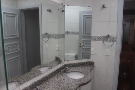 Apartamento à venda com 300m², 4 quartos e 2 vagasBanheiro da Suíte 1