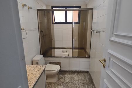 Apartamento à venda com 300m², 4 quartos e 2 vagas Apartamento à venda com 300m², 4 quartos e 2 vagasBanheiro da Suíte 2