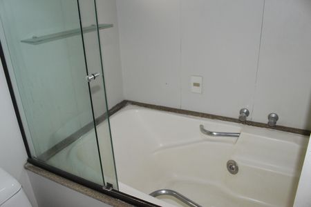Apartamento para alugar com 360m², 2 quartos e 4 vagasBanheiro da Suíte