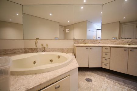 Apartamento à venda com 243m², 4 quartos e 4 vagasBanheiro da Suíte 1