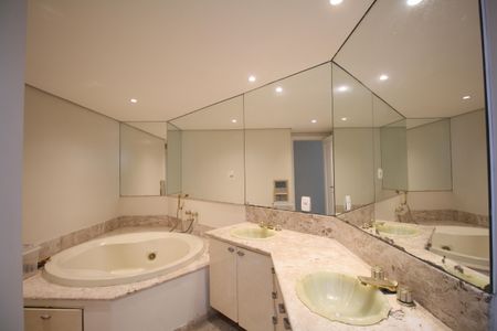 Apartamento à venda com 243m², 4 quartos e 4 vagasBanheiro da Suíte 1