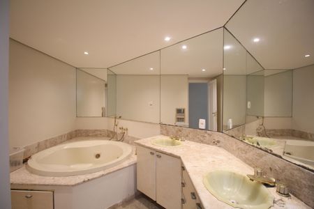 Apartamento à venda com 243m², 4 quartos e 4 vagasBanheiro da Suíte 1
