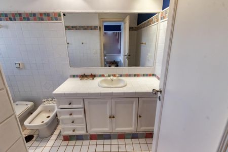 Apartamento para alugar com 540m², 5 quartos e 4 vagas Apartamento para alugar com 540m², 5 quartos e 4 vagasBanheiro da Suíte 2