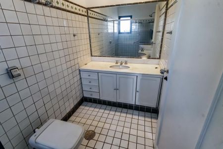 Apartamento para alugar com 540m², 5 quartos e 4 vagas Apartamento para alugar com 540m², 5 quartos e 4 vagasBanheiro da Suíte 1
