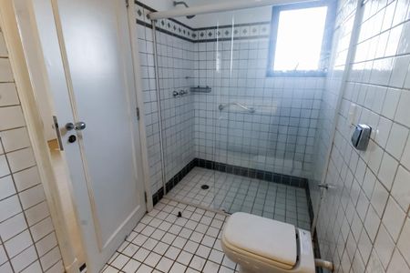 Apartamento para alugar com 540m², 5 quartos e 4 vagas Apartamento para alugar com 540m², 5 quartos e 4 vagasBanheiro da Suíte 1