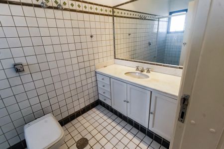 Apartamento para alugar com 540m², 5 quartos e 4 vagas Apartamento para alugar com 540m², 5 quartos e 4 vagasBanheiro da Suíte 1