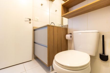 Banheiro de apartamento para alugar com 1 quarto, 33m² em Vila Madalena, São Paulo