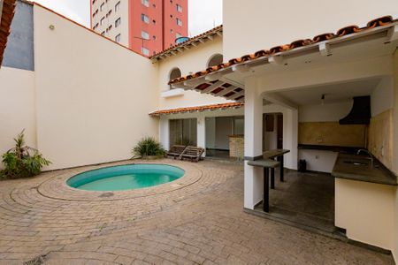 Casa para alugar com 638m², 3 quartos e 4 vagas Casa para alugar com 638m², 3 quartos e 4 vagasÁrea comum - Piscina