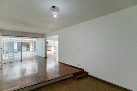 Casa para alugar com 638m², 3 quartos e 4 vagas Casa para alugar com 638m², 3 quartos e 4 vagasSala de estar com lareira