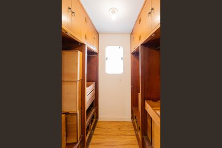 Casa para alugar com 638m², 3 quartos e 4 vagas Casa para alugar com 638m², 3 quartos e 4 vagasCloset Suíte 2