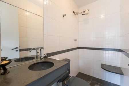 Casa para alugar com 638m², 3 quartos e 4 vagas Casa para alugar com 638m², 3 quartos e 4 vagasBanheiro de serviço 1