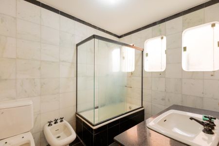 Casa para alugar com 638m², 3 quartos e 4 vagas Casa para alugar com 638m², 3 quartos e 4 vagasBanheiro da Suíte 2