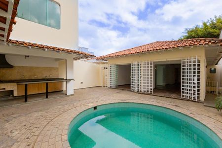 Casa para alugar com 638m², 3 quartos e 4 vagas Casa para alugar com 638m², 3 quartos e 4 vagasÁrea comum - Piscina