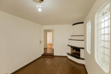 Casa para alugar com 638m², 3 quartos e 4 vagas Casa para alugar com 638m², 3 quartos e 4 vagasSala de estar com lareira