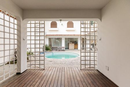 Casa para alugar com 638m², 3 quartos e 4 vagas Casa para alugar com 638m², 3 quartos e 4 vagasSala de estar com lareira