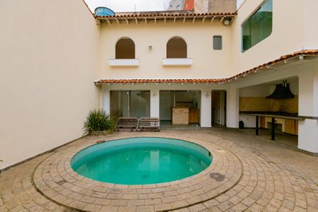 Casa para alugar com 638m², 3 quartos e 4 vagas Casa para alugar com 638m², 3 quartos e 4 vagasÁrea comum - Piscina