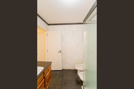 Casa para alugar com 638m², 3 quartos e 4 vagas Casa para alugar com 638m², 3 quartos e 4 vagasBanheiro da Suíte 2