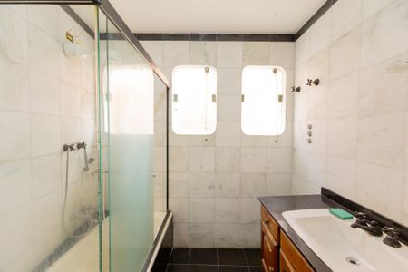 Casa para alugar com 638m², 3 quartos e 4 vagas Casa para alugar com 638m², 3 quartos e 4 vagasBanheiro da Suíte 2