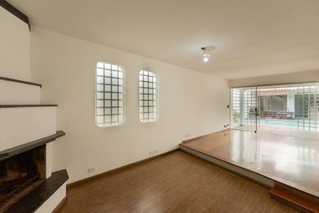 Sala de estar com lareira de casa para alugar com 3 quartos, 638m² em Brooklin Paulista, São Paulo