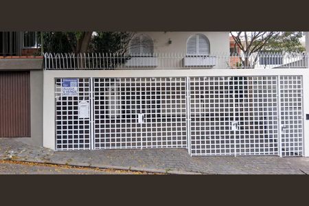 Casa para alugar com 638m², 3 quartos e 4 vagas Casa para alugar com 638m², 3 quartos e 4 vagasFachada