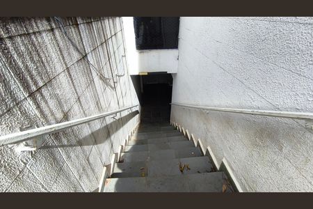 Casa à venda com 250m², 2 quartos e 2 vagas Casa à venda com 250m², 2 quartos e 2 vagasEscada