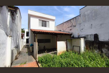 Casa à venda com 250m², 2 quartos e 2 vagas Casa à venda com 250m², 2 quartos e 2 vagasQuintal