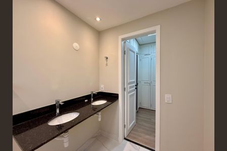 Apartamento à venda com 180m², 3 quartos e 3 vagasBanheiro Suíte 3