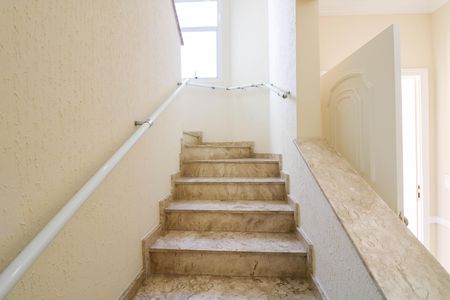 Escada de casa de condomínio para alugar com 4 quartos, 216m² em Jardim Petrópolis, São Paulo