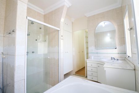 Banheiro da Suíte 1 de casa de condomínio para alugar com 4 quartos, 216m² em Jardim Petrópolis, São Paulo
