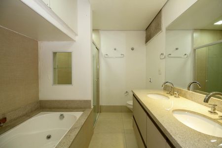 Apartamento para alugar com 170m², 2 quartos e 1 vaga Apartamento para alugar com 170m², 2 quartos e 1 vagaBanheiro da Suíte